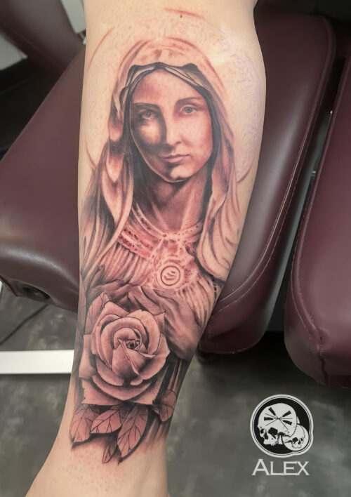 Vierge Marie tatouer sur une jambe