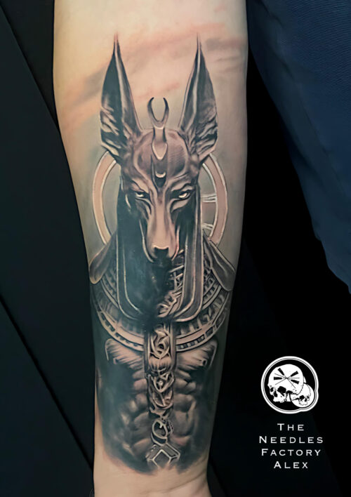tatouage réaliste Anubis bras noir gris
