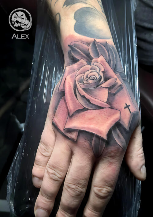 tatouage d'une rose en noir et gris sur une main