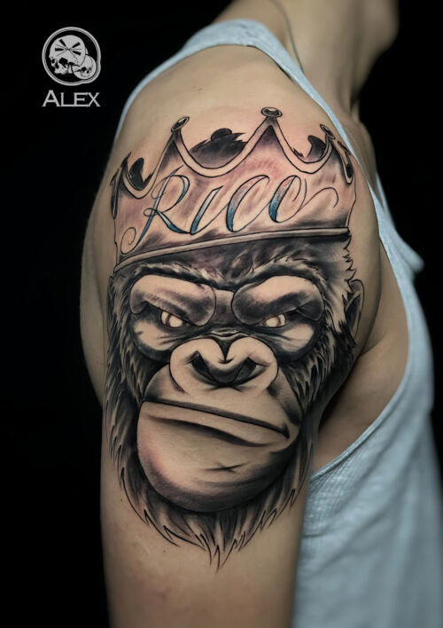 tatouage gorille couronne