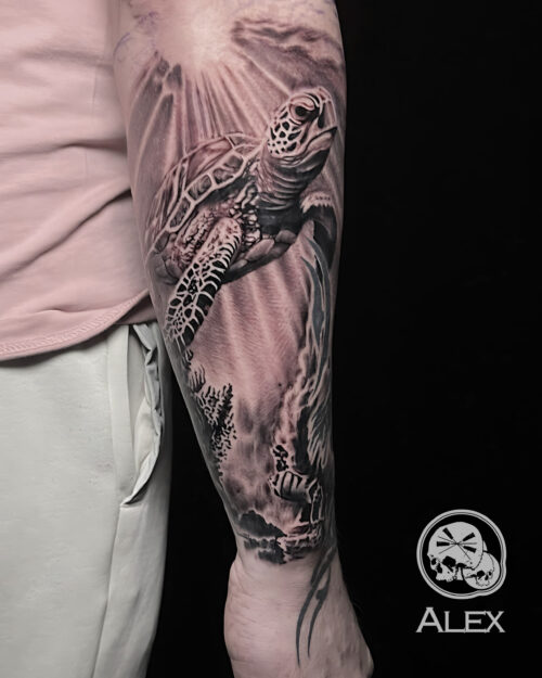 tatouage bras tortue mer noir gris